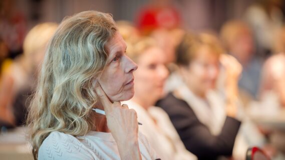 luisteren in een volle zaal