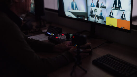 Een scherm met opnames van een webinar